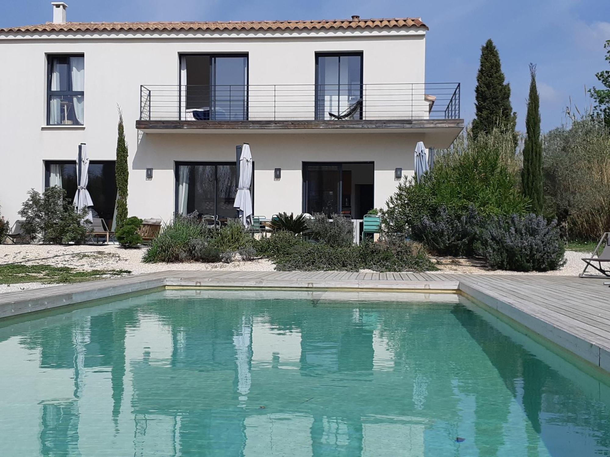 Maison Contemporaine Au Paradou. Piscine.